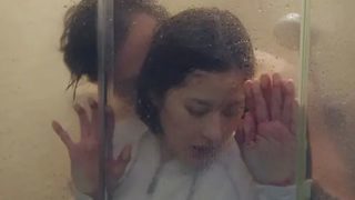 “修理工在修理水管时,突然发现女主的双腿又长又直,递给他可乐的双手更是白皙修长”